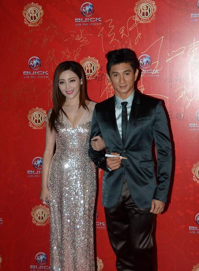 设计|35岁甘婷婷太敢穿了,穿亮片连衣裙亮相,上衣半透明很抢镜