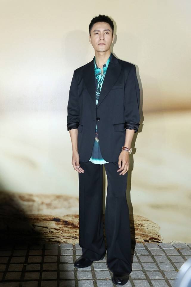 层次感|陈坤造型真“不怕矮”，用宽松单品打造潮流，这样穿初秋值得试试