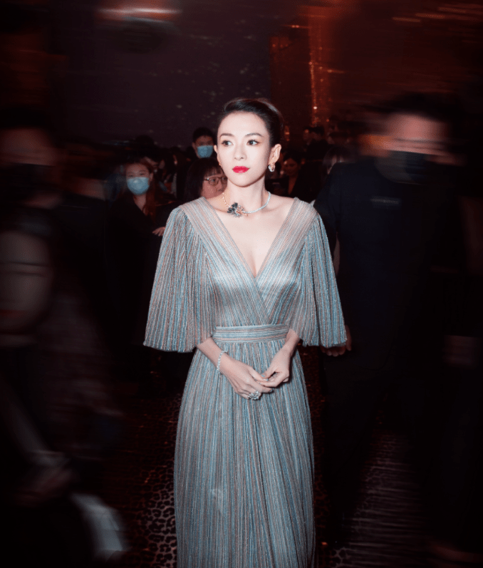 身材|42岁的章子怡亮相活动，虽然已是孩子的妈，但穿薄纱连衣裙仍惊艳