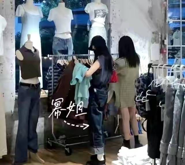 整体|杨幂又被粉丝碾压，逛街穿的一套比一套少女，但没素人气质清纯！