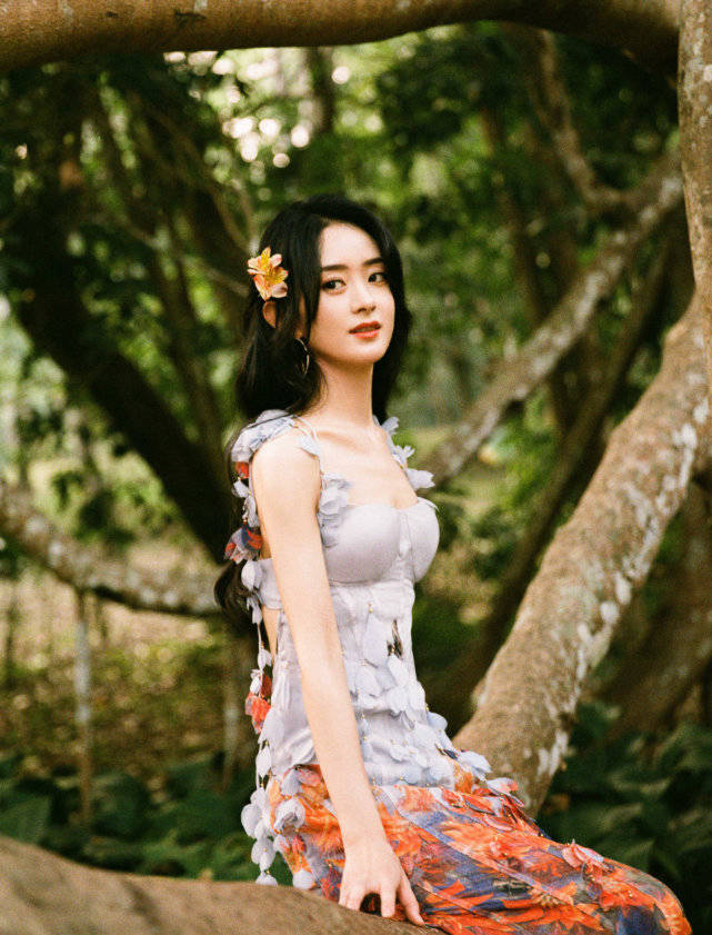 赵丽颖|赵丽颖穿搭愈发大胆起来！穿孔雀裙竟开叉到臀部，戴小花美成花魁！