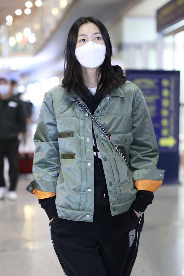 大姐|大姐刘雯带着她的穿搭走来了,夹克搭配运动裤,满满时尚感