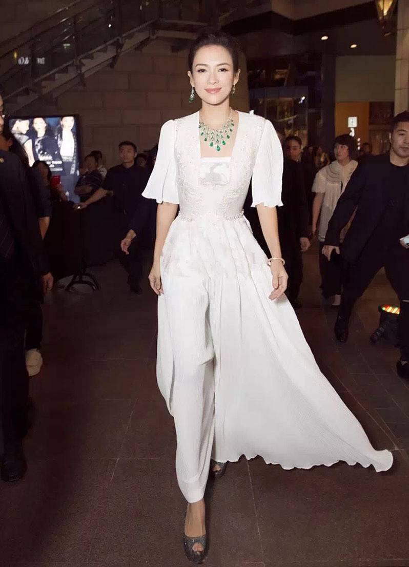 配饰|章子怡颜值回春太美了!白裙配lob卷发时髦减龄,谁能看出她42岁