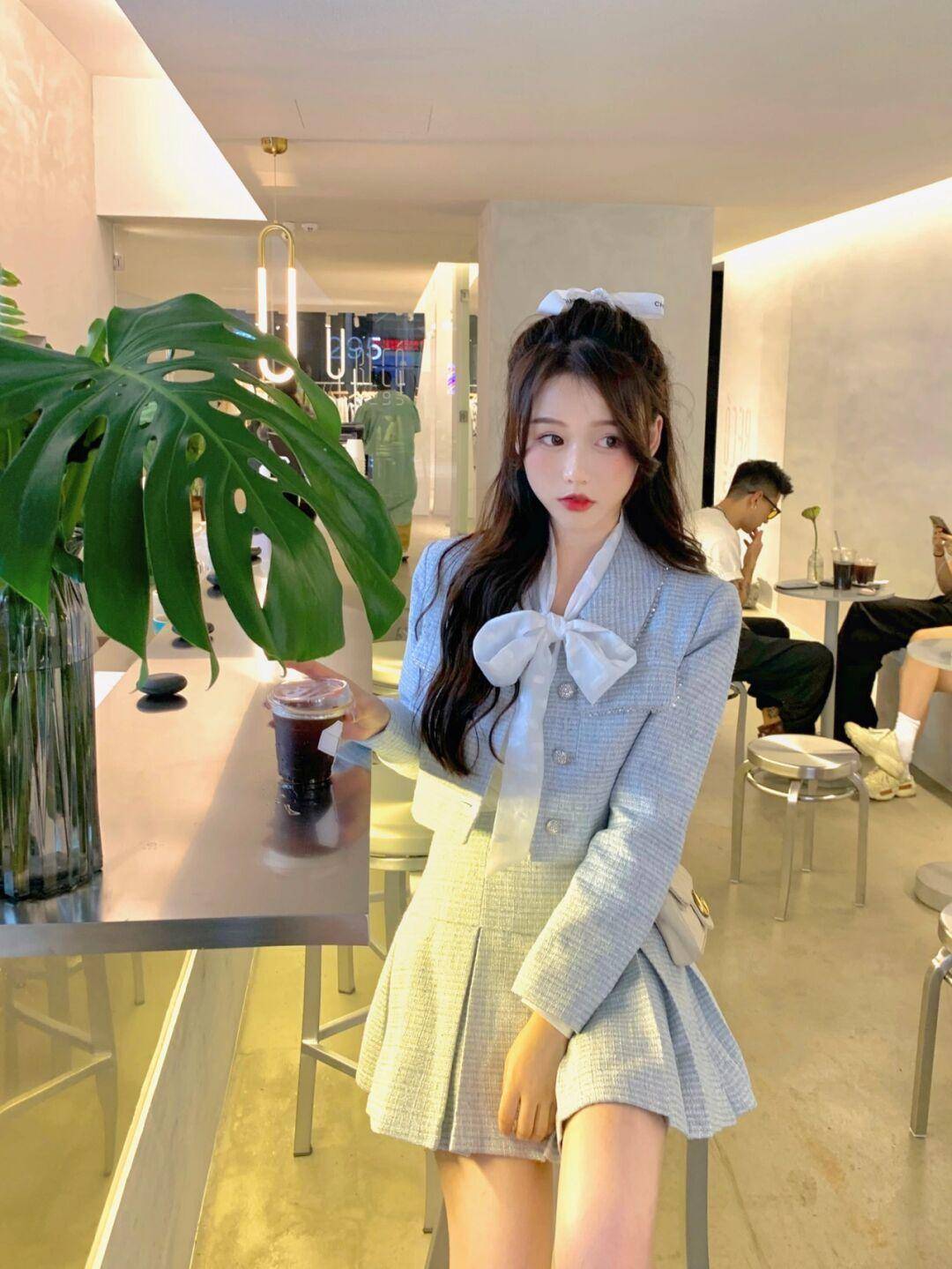 套装|秋天一定要穿一次“小香风套装”，高级不说还显白，美进骨子里