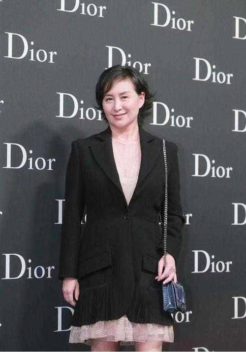 气质|难怪深得赌王喜爱，何超琼裙装也打扮难掩精英范，眼眸都是气场