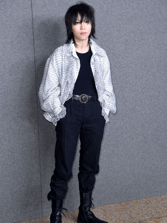 中性|窦靖童又作妖,彩虹T恤配背带裤中性利落真个性,品味和妈没得比