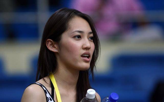 形象|余文乐的妻子就算带着牙套,也笑的很自信,无修造型很真实并不丑