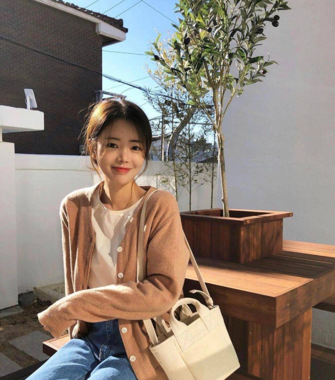 下装|30岁女人多穿针织开衫,今年流行搭配这4条裤子,很优雅又显瘦!