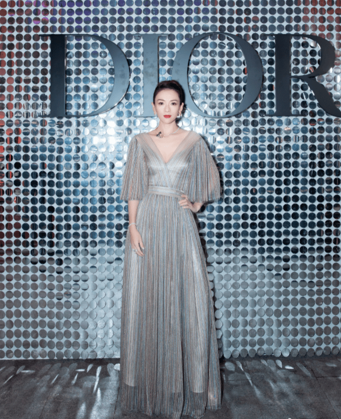 身材|42岁的章子怡亮相活动，虽然已是孩子的妈，但穿薄纱连衣裙仍惊艳