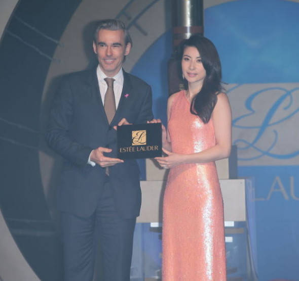 曲线美|郭晶晶不再藏着掖着,粉色“液体裙”穿出曲线美,真正豪门贵妇范