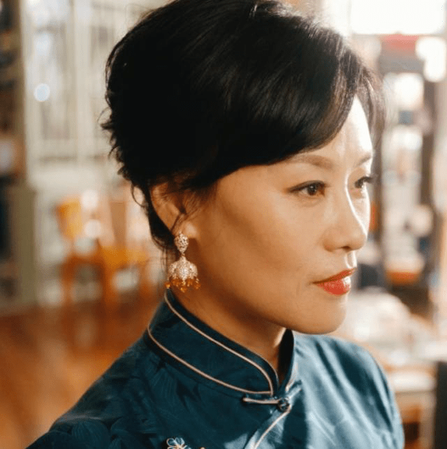 风韵|被邬君梅穿旗袍惊艳到了，双颊虽有凹陷老态，但有中年女性风韵！