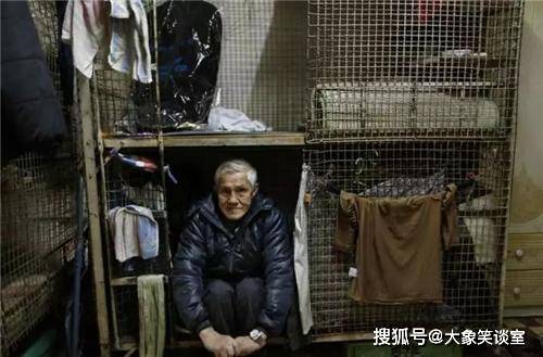 被遗忘的30万香港人：一家四口住7平米笼屋，吃饭睡觉都在马桶边