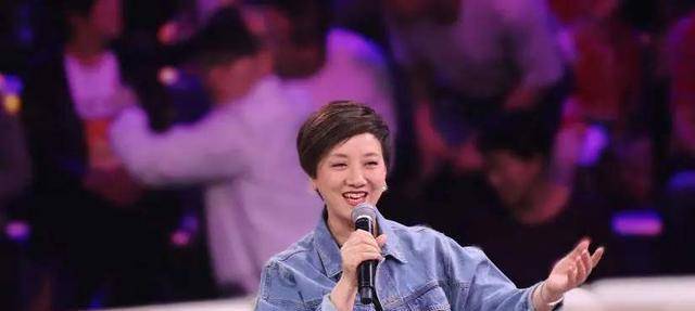 黑色|52岁陈红也变老发福,穿印花裙搭宝石难掩土气,越长越像倪萍