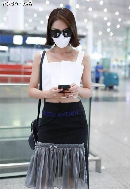 女孩子|蓝盈莹太懂“穿搭精髓”,白T恤配不规则半身裙,秀长腿真惹眼