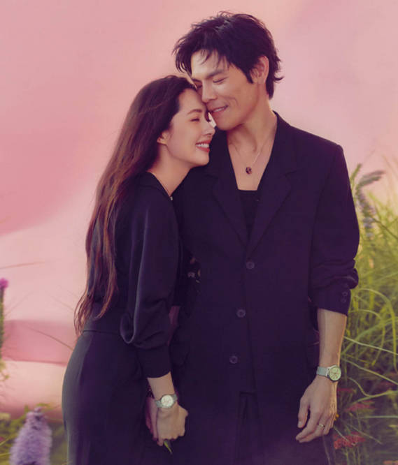 向佐|向佐夫妇录节目被偶遇！郭碧婷被夸白到发光，给女儿挑童装好有爱