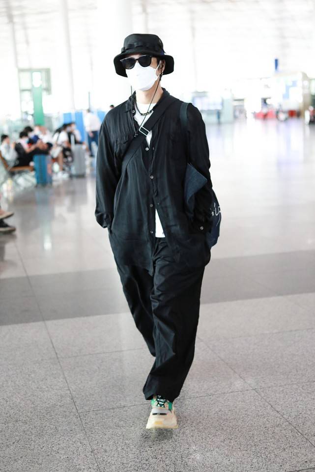 层次感|陈坤造型真“不怕矮”,用宽松单品打造潮流,这样穿初秋值得试试