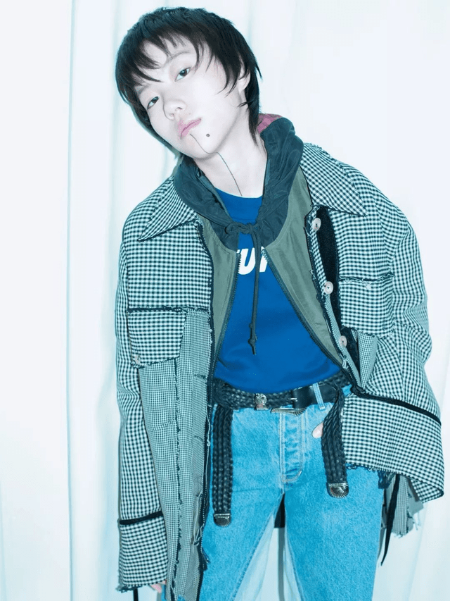 中性|窦靖童又作妖，彩虹T恤配背带裤中性利落真个性，品味和妈没得比