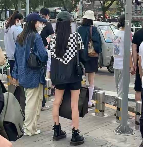 整体|杨幂又被粉丝碾压，逛街穿的一套比一套少女，但没素人气质清纯！