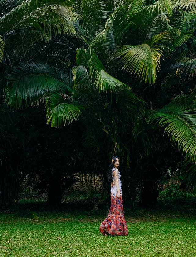 赵丽颖|赵丽颖穿搭愈发大胆起来！穿孔雀裙竟开叉到臀部，戴小花美成花魁！