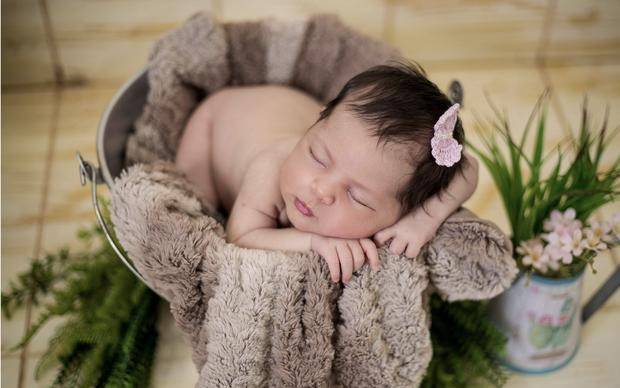 如何给新生儿换尿不湿图解 dfcae926653a4a8a98d29c1825be575d.jpeg