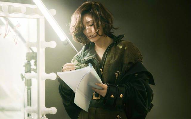 巩皇|巩俐不拍戏照样登金九刊！瘦了就美回巅峰状态，穿连体装霸气侧漏