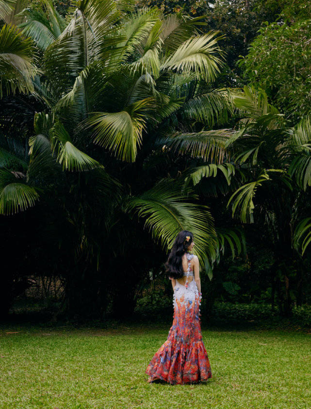 赵丽颖|赵丽颖穿搭愈发大胆起来！穿孔雀裙竟开叉到臀部，戴小花美成花魁！