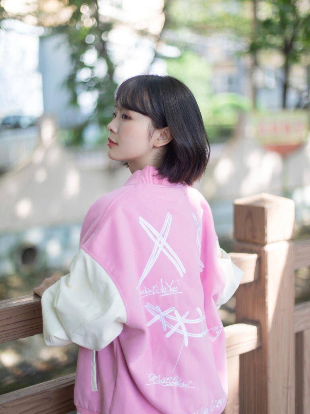 女生|还在上学的女生可以这样穿，白色卫衣搭配百褶裙，款式百搭又休闲