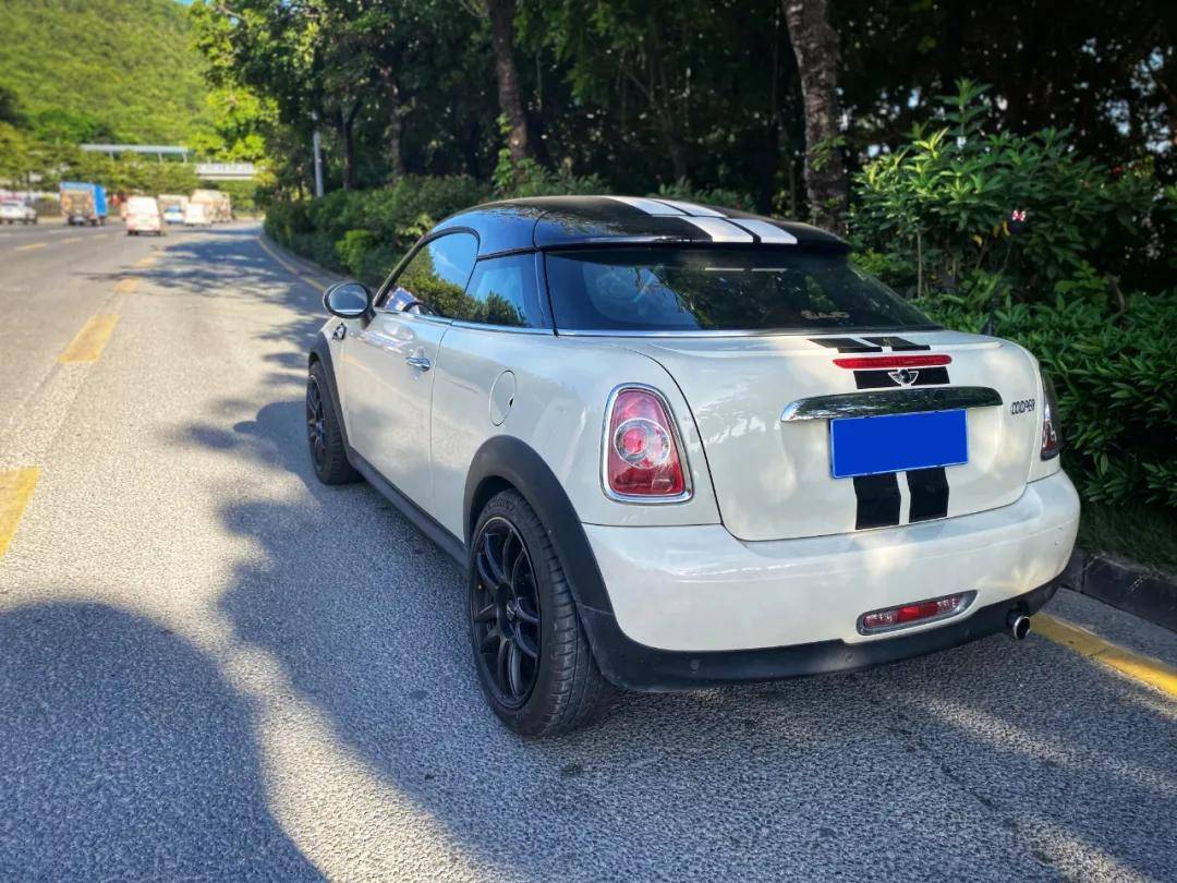 mini车款大都以3门为特点,而这款却是mini单独打造的双门单排座的