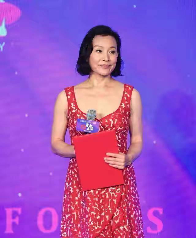 服装|59岁陈冲太招摇,这么土气的花裙子也敢穿出门,全靠气场在撑