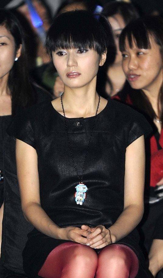 时间|袁泉原来也这么敢穿,不仅服装搭配很大胆,腿上红丝袜更惹眼