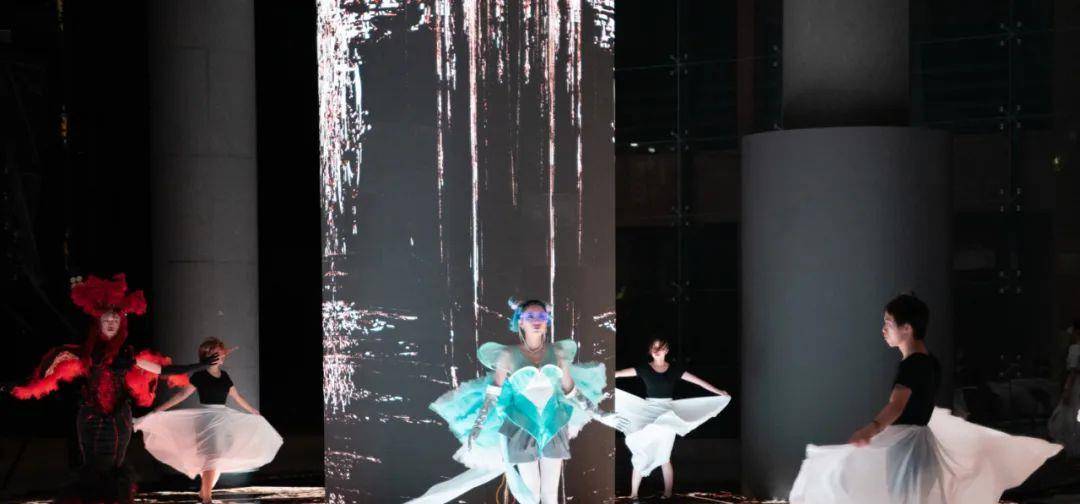 展演|惊艳！广州美术学院惊现赛博朋克沉浸式服装艺术展演-数艺网转