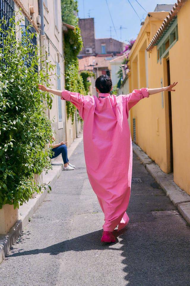 设计|51岁许晴不服老，穿玫红裙扎小马尾超减龄，还像年轻人一样敢穿