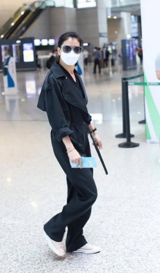 设计|袁咏仪气场真强，穿一身黑色套装戴超酷“黑超”，走路带风好飒爽