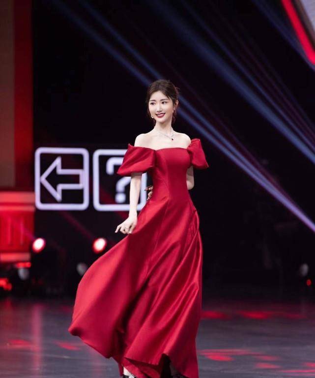 公主|又一次被毛晓彤惊艳！穿仙女裙演绎“在逃公主”，美得不可收拾