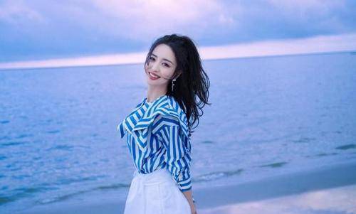 领口处|佟丽娅海边漫步笑起来宛若少女,离婚后状态更好,清爽又甜美