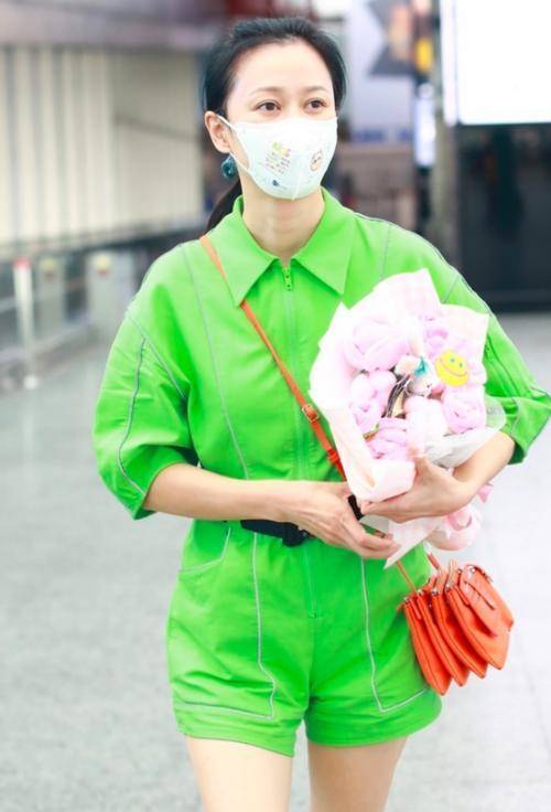 身材|倪虹洁大婶的年纪少女的身材，穿连体裤腰细腿长，一般00后比不了