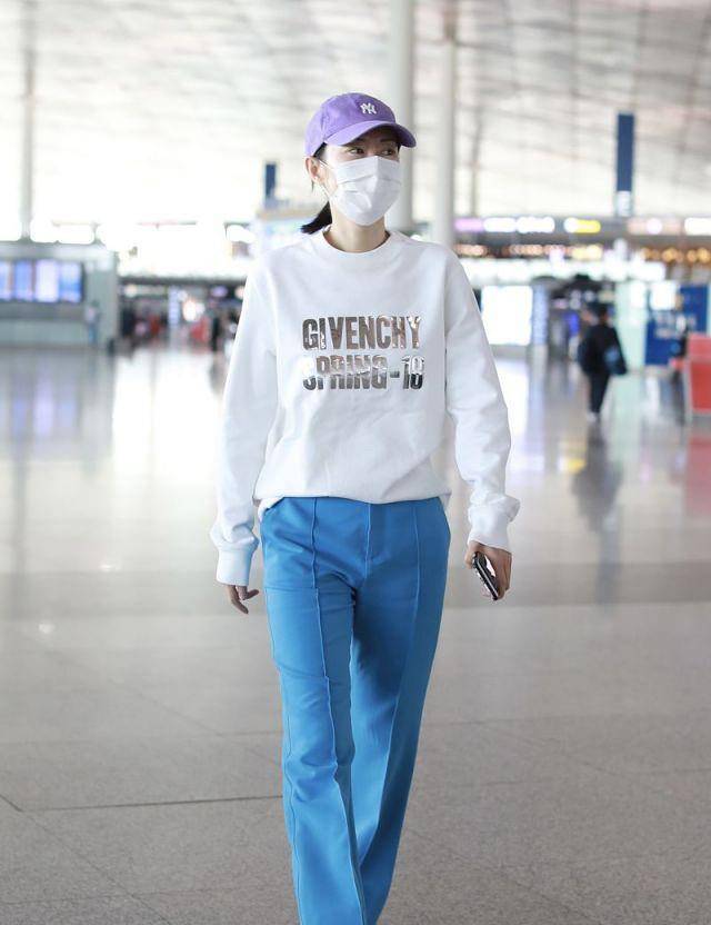 天蓝色|刘敏涛堪称中年穿搭典范，“糖果色”搭白色真减龄，既吸睛又高级