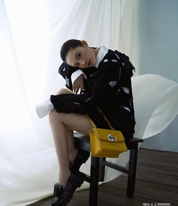 下装|30岁李沁最新少女感写真,下装失踪搭配好青春,6套造型都太美了