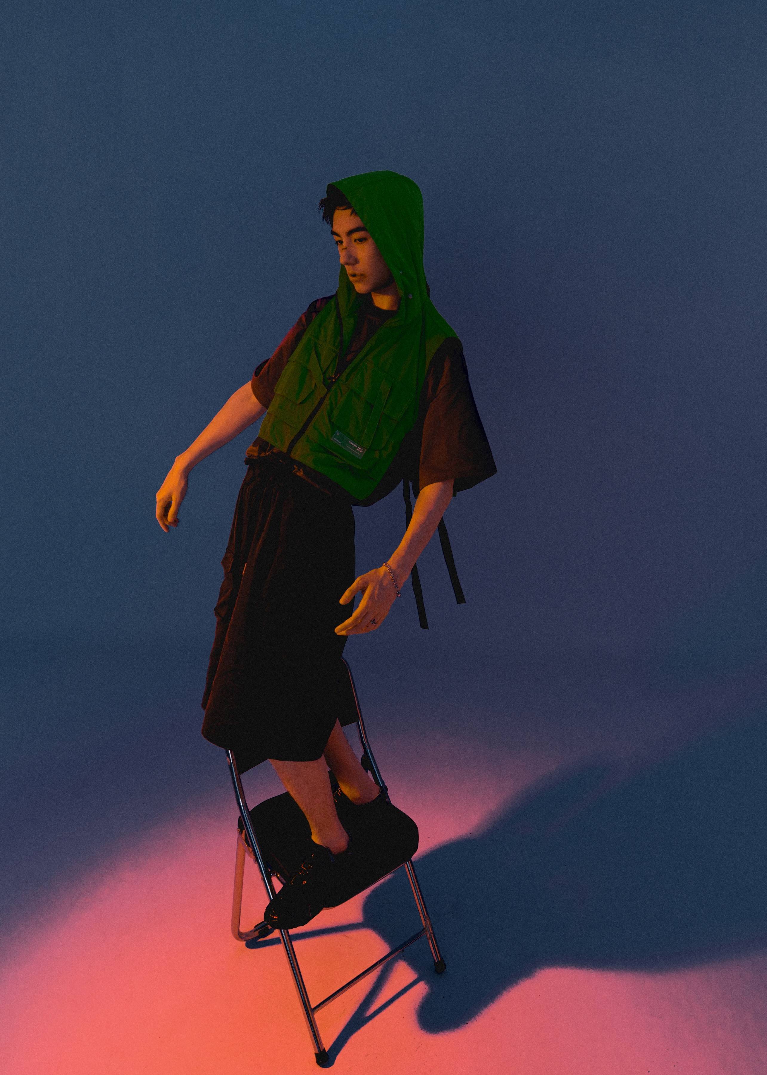 黑色|马浩东杂志风写真释出 街头穿搭伤妆加持