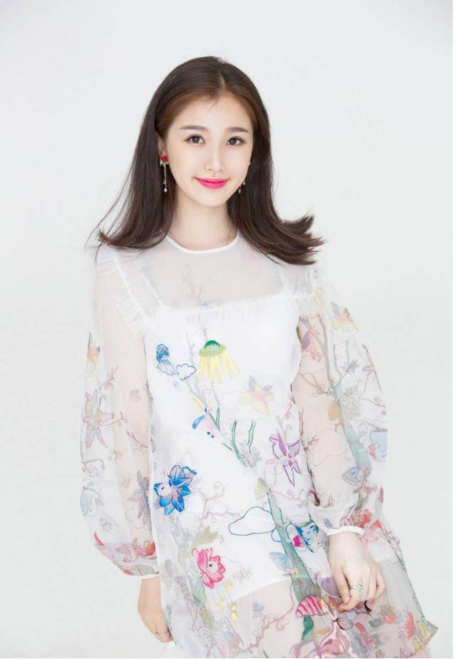 灵气|虞书欣笑容甜美,一身白色穿搭似“仙女”,造型灵气让人喜欢