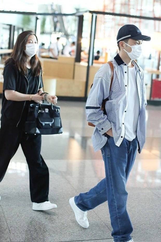黑色|张智霖去披荆斩棘靓靓也不示弱，穿all black走机场，很有女王范