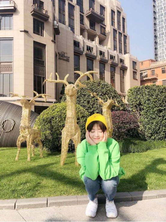 卫衣|蒋欣短发更显嫩了，卫衣配牛仔裤休闲又减龄，好像“学生妹”