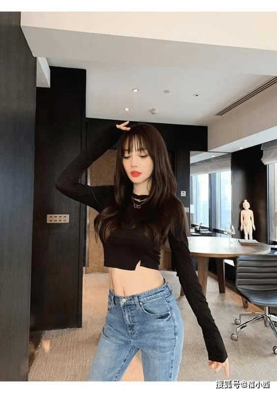上衣|李小璐又不好好穿衣服了，穿宽松外套硬要扯下一边袖子，还挺时髦