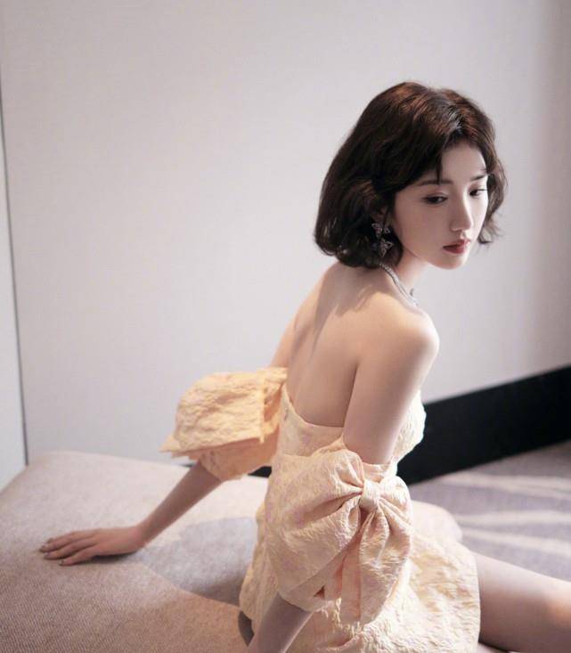 公主|又一次被毛晓彤惊艳！穿仙女裙演绎“在逃公主”，美得不可收拾