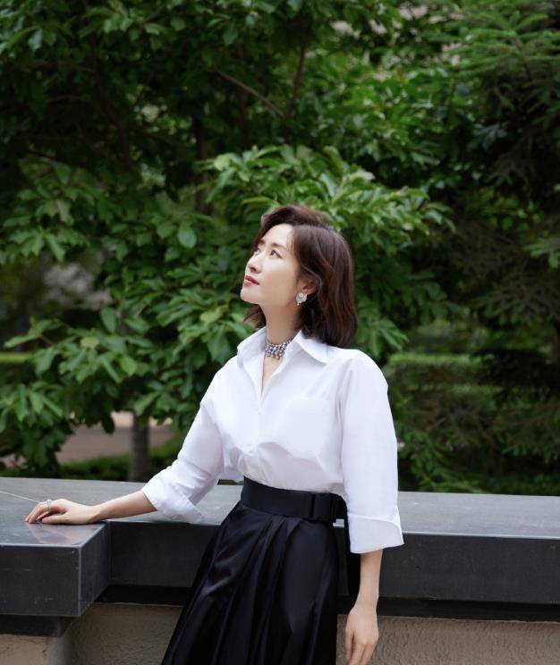 御姐|刘敏涛黑白大片释出，配镶钻颈链明艳抢眼，尽显成熟御姐范