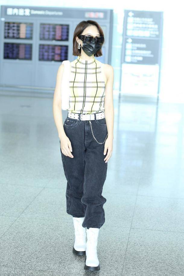 黑色|蓝盈莹太飒了,穿无袖紧身衣尽显火辣身材,可不是谁都能穿无袖衫