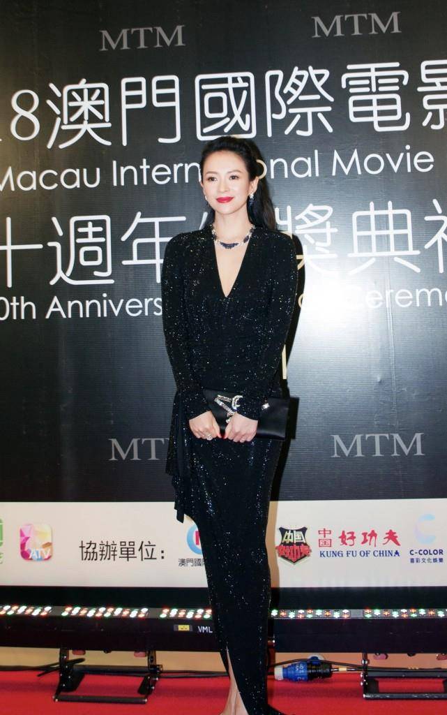 采用的|41岁章子怡真敢穿！白色连衣裙开叉到肚脐，生图也是发光的美貌