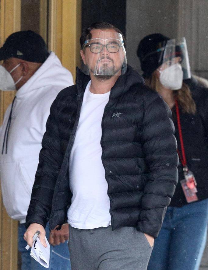 视觉|47岁莱昂纳多真敢穿,始祖鸟羽绒服配拖鞋,还意外撞脸高晓松?