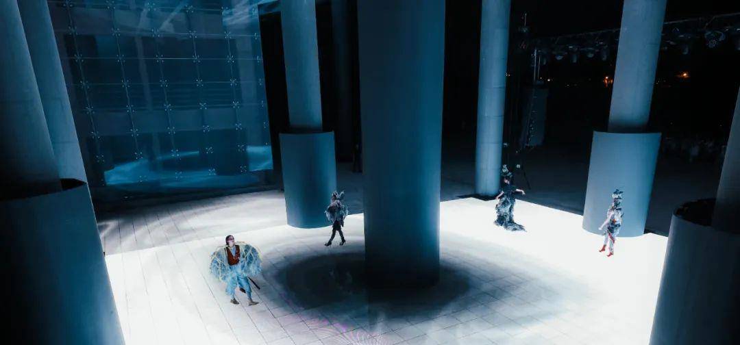 展演|惊艳！广州美术学院惊现赛博朋克沉浸式服装艺术展演-数艺网转