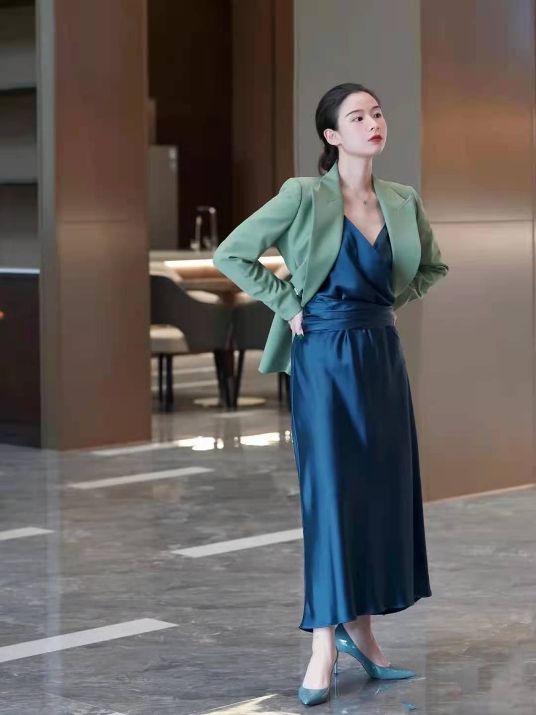 颜色|职场女人如何穿的高级又显气质？这五套搭配送你，每天穿得不重样